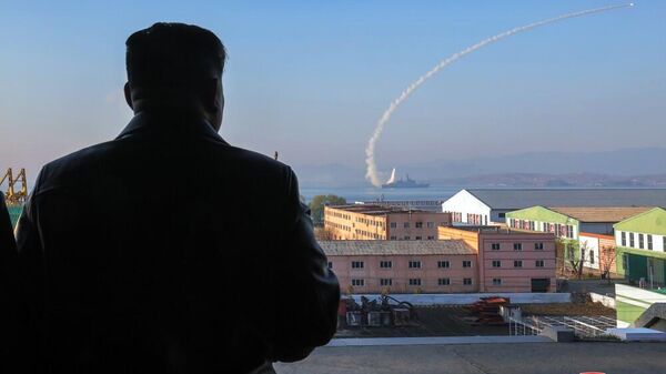 Bắc Triều Tiên kiểm tra vũ khí trên tàu khu trục đa năng mới Choe Hyon và Kim Jong-un theo dõi quá trình thử nghiệm - Sputnik Việt Nam
