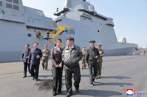 Bắc Triều Tiên kiểm tra vũ khí trên tàu khu trục đa năng mới &quot;Choe Hyon&quot; và Kim Jong-un theo dõi quá trình thử nghiệm - Sputnik Việt Nam