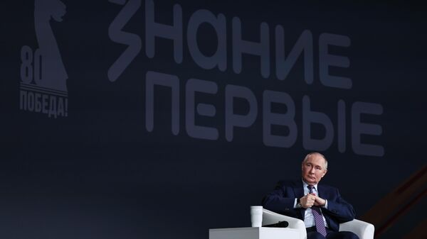 Tổng thống Vladimir Putin gặp gỡ những người tham gia cuộc chạy marathon Kiến thức. Đầu tiên - Sputnik Việt Nam