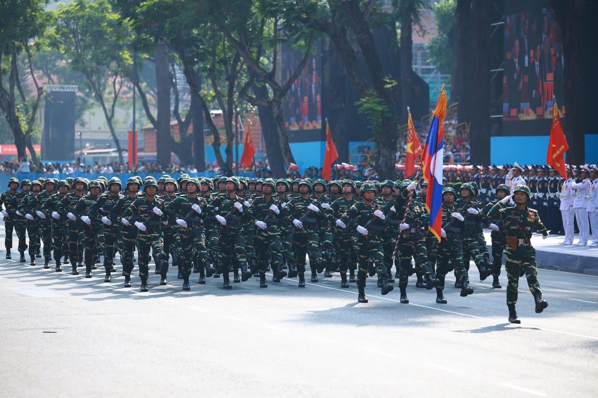 Khối Quân đội nhân dân Lào diễu qua Lễ đài - Sputnik Việt Nam, 1920, 01.05.2025