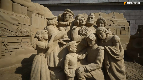 Nghẹn ngào, nước mắt trên má: Lễ hội điêu khắc cát khai mạc ở Nga nhân kỷ niệm 80 năm Chiến thắng - Sputnik Việt Nam