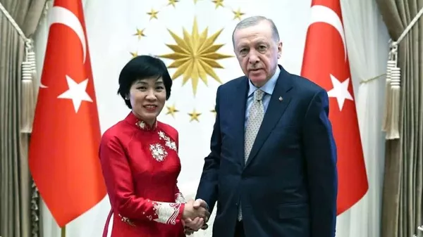 Đại sứ Đặng Thị Thu Hà và Tổng thống Thổ Nhĩ Kỳ Recep Tayyip Erdogan - Sputnik Việt Nam
