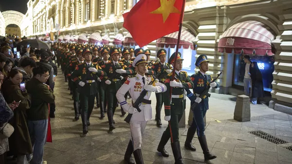 Các quân nhân của Quân đội Nhân dân Việt Nam đang diễu hành qua cửa hàng bách hóa GUM hướng về Quảng trường Đỏ, Nga - Sputnik Việt Nam