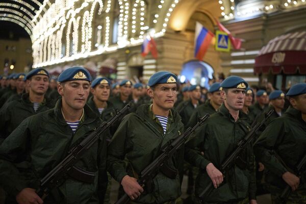 Những người lính quân đội Tajikistan đang diễu hành qua cửa hàng bách hóa GUM hướng về Quảng trường Đỏ, Nga Những người lính quân đội Tajikistan đang diễu hành qua cửa hàng bách hóa GUM hướng về Quảng trường Đỏ, Nga - Sputnik Việt Nam