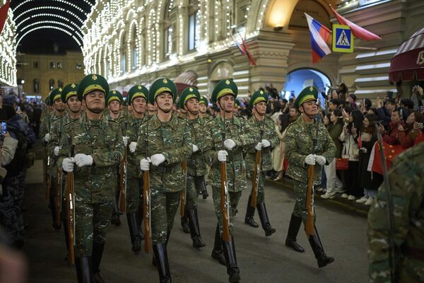 Các quân nhân của LLVT Turkmenistan đang diễu hành dọc theo cửa hàng bách hóa GUM hướng về Quảng trường Đỏ, Nga Các quân nhân của LLVT Turkmenistan đang diễu hành dọc theo cửa hàng bách hóa GUM hướng về Quảng trường Đỏ, Nga - Sputnik Việt Nam