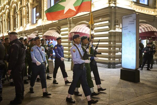 Những binh lính quân đội Myanmar đang diễu hành qua cửa hàng bách hóa GUM hướng về Quảng trường Đỏ, Nga Những binh lính quân đội Myanmar đang diễu hành qua cửa hàng bách hóa GUM hướng về Quảng trường Đỏ, Nga - Sputnik Việt Nam