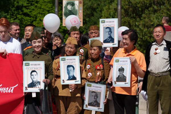 “Trung đoàn bất tử” diễu hành ở Bắc Kinh để kỷ niệm 80 năm Chiến thắng trong Chiến tranh Vệ quốc Vĩ đại. Hơn 1.200 người đã tham gia cuộc diễu hành bao gồm các công dân Nga, các nước SNG, con cháu của những người lính Liên Xô và Trung Quốc đã tham gia các trận chiến - Sputnik Việt Nam