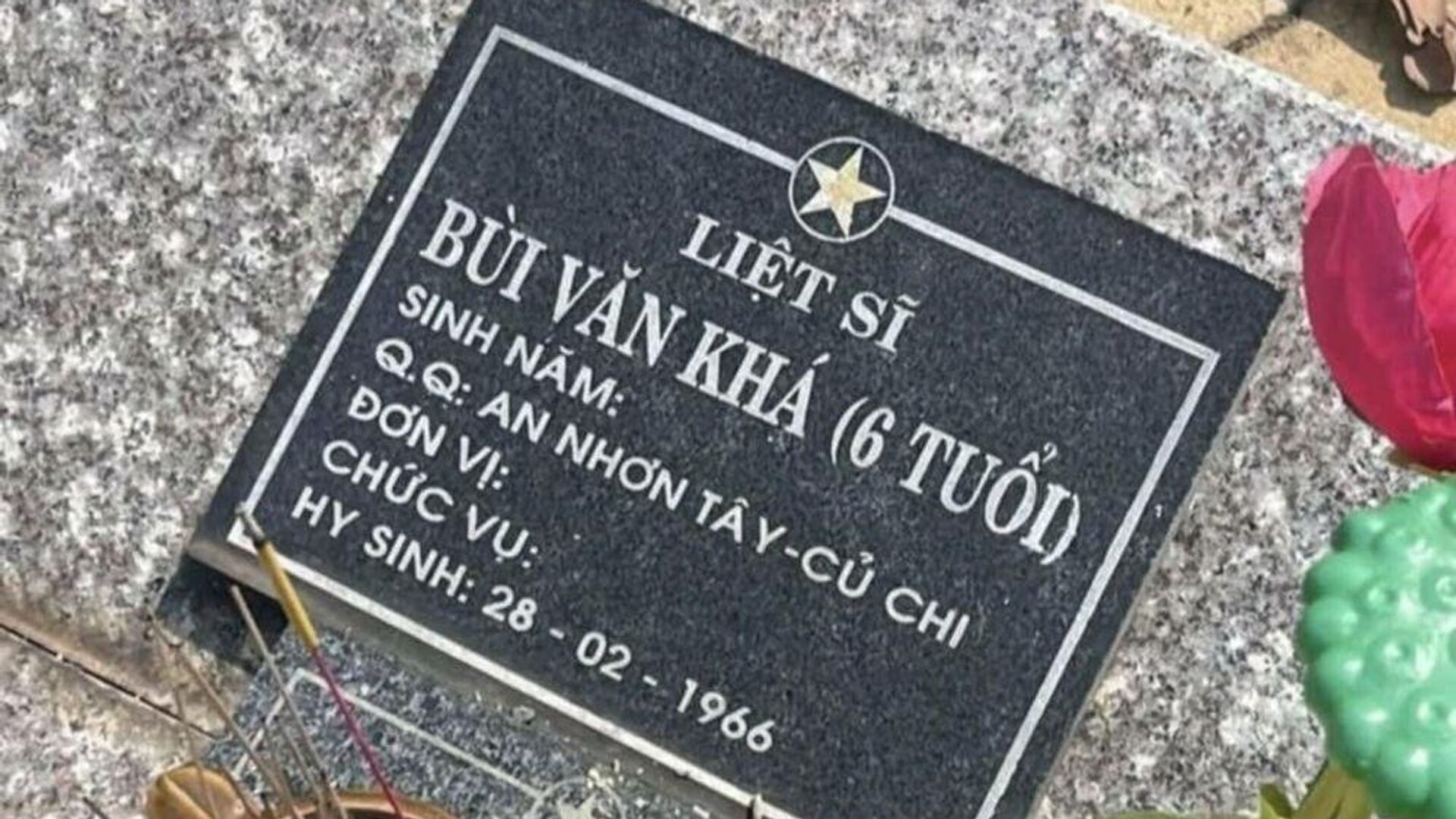Theo Bộ Nội vụ, thông tin trên bia mộ được đăng tải trên mạng xã hội và dữ liệu chính thức có sự sai lệch. Bên cạnh đó, hình ảnh bia mộ cũng có nhiều điểm không trùng khớp với thực tế tại nghĩa trang liệt sĩ An Nhơn Tây, huyện Củ Chi. - Sputnik Việt Nam, 1920, 05.05.2025