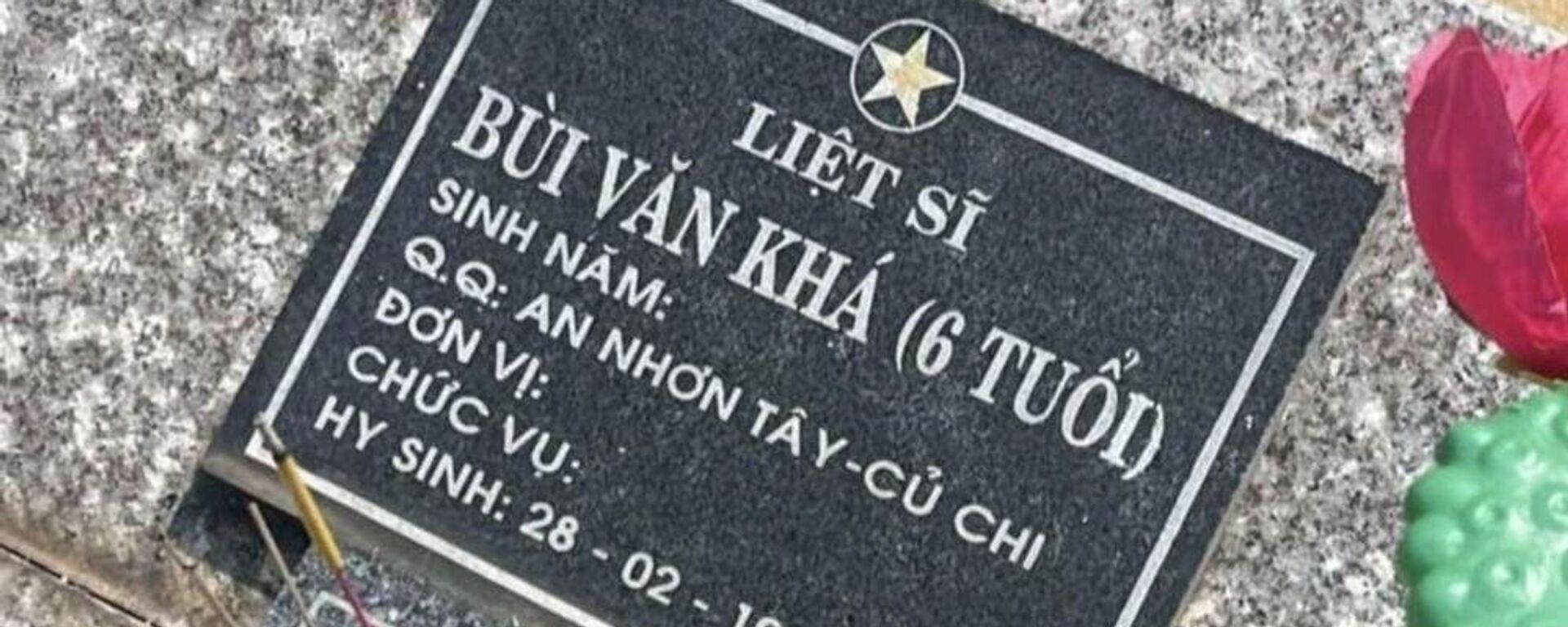 Theo Bộ Nội vụ, thông tin trên bia mộ được đăng tải trên mạng xã hội và dữ liệu chính thức có sự sai lệch. Bên cạnh đó, hình ảnh bia mộ cũng có nhiều điểm không trùng khớp với thực tế tại nghĩa trang liệt sĩ An Nhơn Tây, huyện Củ Chi. - Sputnik Việt Nam, 1920, 05.05.2025
