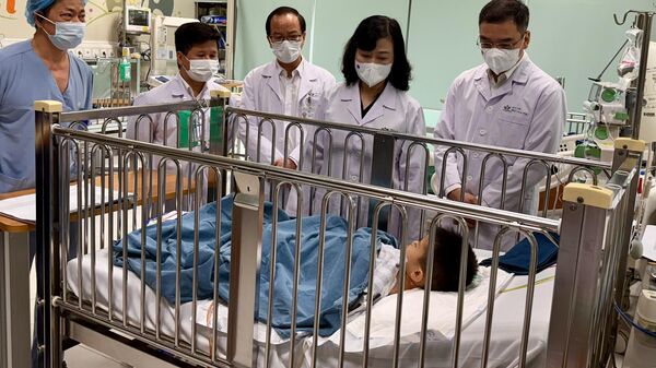 Bộ trưởng Y tế Đào Hồng Lan, Cục trưởng Cục Quản lý khám, chữa bệnh Hà Anh Đức và lãnh đạo Bệnh viện Nhi Trung ương thăm cháu M.T.A - Sputnik Việt Nam