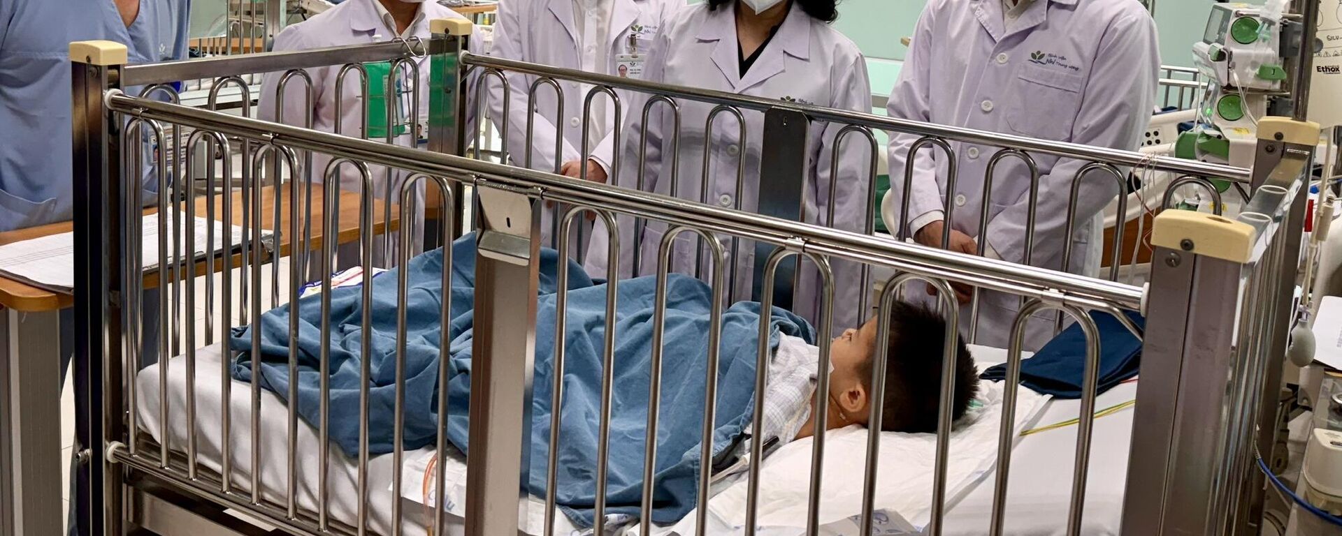 Bộ trưởng Y tế Đào Hồng Lan, Cục trưởng Cục Quản lý khám, chữa bệnh Hà Anh Đức và lãnh đạo Bệnh viện Nhi Trung ương thăm cháu M.T.A - Sputnik Việt Nam, 1920, 05.05.2025