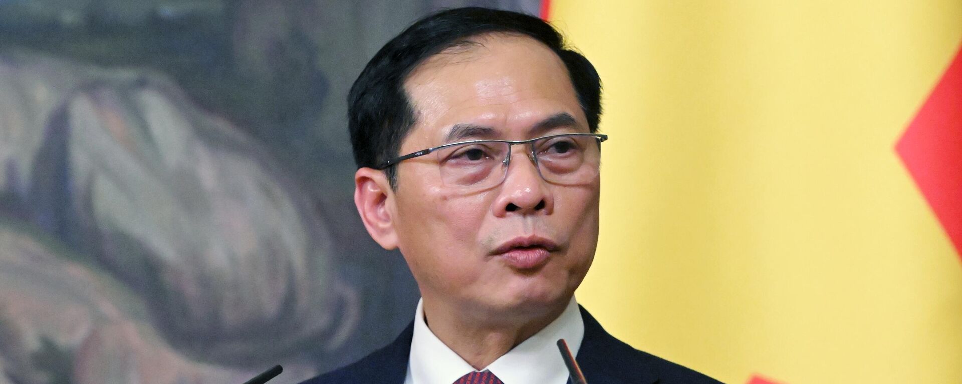 Bộ trưởng Ngoại giao Bùi Thanh Sơn - Sputnik Việt Nam, 1920, 05.05.2025