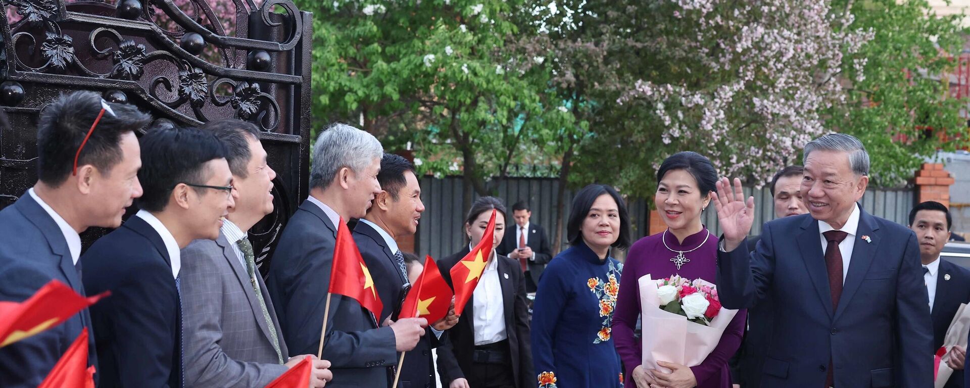 Tổng Bí thư Tô Lâm gặp gỡ cán bộ Đại sứ quán và cộng đồng người Việt Nam tại Kazakhstan - Sputnik Việt Nam, 1920, 06.05.2025