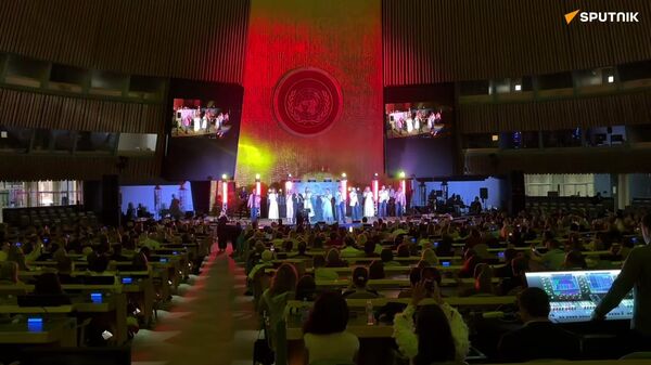 Hàng trăm người đứng dậy hát vang những bài hát thời chiến tại trụ sở Liên Hợp Quốc trước lễ kỷ niệm 80 năm Chiến thắng trong Chiến tranh Vệ quốc Vĩ đại - Sputnik Việt Nam