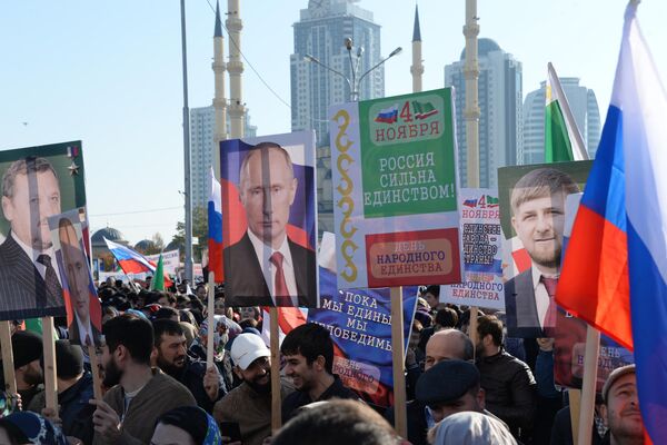 Những người tham gia cuộc tuần hành ở trung tâm Grozny nhân Ngày đoàn kết dân tộc (2017) - Sputnik Việt Nam