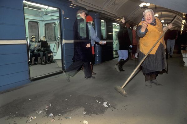Nữ công nhân Tuyến tàu điện ngầm mang tên V. I. Lenin quét dọn sân ga Oktyabrskaya. 1995 - Sputnik Việt Nam