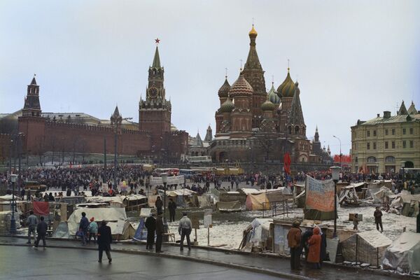 Thành phố lều trại nằm giữa Quảng trường Đỏ và Khách sạn Rossiya. 1990 - Sputnik Việt Nam
