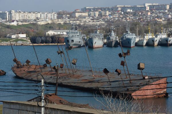 Con tàu cũ ở Vịnh Streletskaya của Sevastopol. - Sputnik Việt Nam