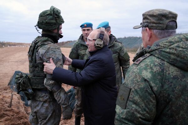 Ngày 20 tháng 10 năm 2022. Tổng tư lệnh tối cao, Tổng thống Nga Vladimir Ông Putin trong chuyến thăm tới thao trường huấn luyện quân sự của Quân khu phía Tây ở Vùng Ryazan - Sputnik Việt Nam