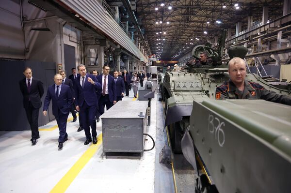 Ngày 15 tháng 2 năm 2024. Tổng thống Nga Vladimir Ông Putin trong chuyến thăm Tập đoàn Khoa học và Sản xuất Uralvagonzavod tại Nizhny Tagil - Sputnik Việt Nam