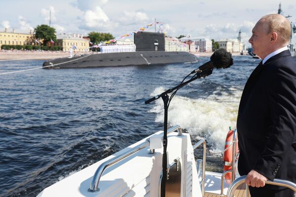 Ngày 28 tháng 7 năm 2024. Tổng thống Liên bang Nga, Tổng tư lệnh tối cao Vladimir Ông Putin tại Lễ duyệt binh hải quân chính nhân Ngày Hải quân Nga - Sputnik Việt Nam