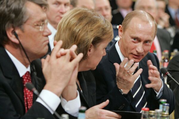 Tổng thống Ukraina Viktor Yushchenko, Thủ tướng Đức Angela Merkel và Tổng thống Nga Vladimir Ông Putin (từ trái sang phải) tại Hội nghị Munich lần thứ 43 - Sputnik Việt Nam
