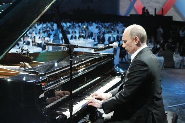 Ngày 10 tháng 12 năm 2010. Thủ tướng Nga Vladimir Ông Putin chơi piano tại buổi hòa nhạc từ thiện tại Cung mùa Đông ở St. Petersburg. - Sputnik Việt Nam