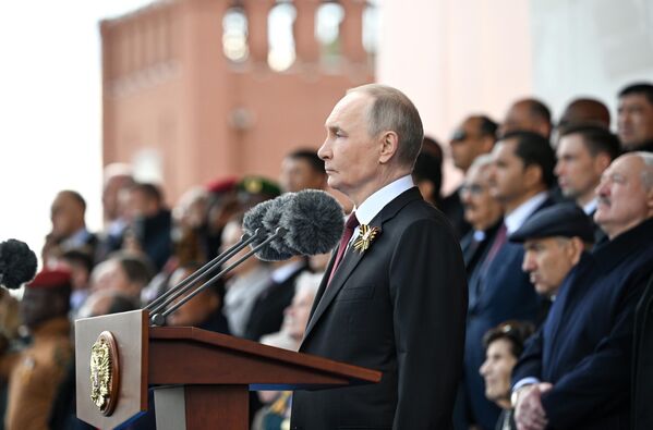 Tổng thống Nga Vladimir Putin tại Quảng trường Đỏ ở Moskva trong cuộc duyệt binh kỷ niệm 80 năm Chiến thắng Tổng thống Nga Vladimir Putin tại Quảng trường Đỏ ở Moskva trong cuộc duyệt binh kỷ niệm 80 năm Chiến thắng - Sputnik Việt Nam