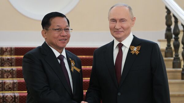 Tổng thống Nga Vladimir Putin và Chủ tịch Hội đồng Hành chính Nhà nước Myanmar, Tướng Min Aung Hlaing - Sputnik Việt Nam