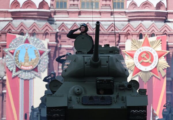 Xe tăng T-34-85 trên Quảng trường Đỏ ở Moskva trong cuộc duyệt binh kỷ niệm 80 năm Chiến thắng trong Chiến tranh Vệ quốc Vĩ đại Xe tăng T-34-85 trên Quảng trường Đỏ ở Moskva trong cuộc duyệt binh kỷ niệm 80 năm Chiến thắng trong Chiến tranh Vệ quốc Vĩ đại - Sputnik Việt Nam