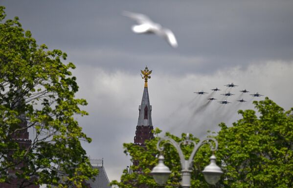 Đội hình "Kim cương Cuba" gồm các máy bay chiến đấu MiG-29 và Su-30SM của các đội nhào lộn "Hiệp sĩ Nga" và "Chim én" trong cuộc duyệt binh trên Quảng trường Đỏ ở Moskva nhân kỷ niệm 80 năm Chiến thắng trong Chiến tranh Vệ quốc Vĩ đại Đội hình "Kim cương Cuba" gồm các máy bay chiến đấu MiG-29 và Su-30SM của các đội nhào lộn "Hiệp sĩ Nga" và "Chim én" trong cuộc duyệt binh trên Quảng trường Đỏ ở Moskva nhân kỷ niệm 80 năm Chiến thắng trong Chiến tranh Vệ quốc Vĩ đại - Sputnik Việt Nam