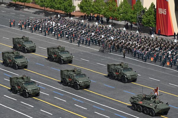 Xe bọc thép chở quân BTR-82A và xe bọc thép ZA-SpN "Titan" trên Quảng trường Đỏ ở Moskva trong cuộc duyệt binh kỷ niệm 80 năm Chiến thắng trong Chiến tranh Vệ quốc Vĩ đại Xe bọc thép chở quân BTR-82A và xe bọc thép ZA-SpN "Titan" trên Quảng trường Đỏ ở Moskva trong cuộc duyệt binh kỷ niệm 80 năm Chiến thắng trong Chiến tranh Vệ quốc Vĩ đại - Sputnik Việt Nam
