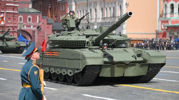 Xe tăng T-80BVM trên Quảng trường Đỏ ở Moskva trong cuộc duyệt binh kỷ niệm 80 năm Chiến thắng trong Chiến tranh Vệ quốc Vĩ đại - Sputnik Việt Nam