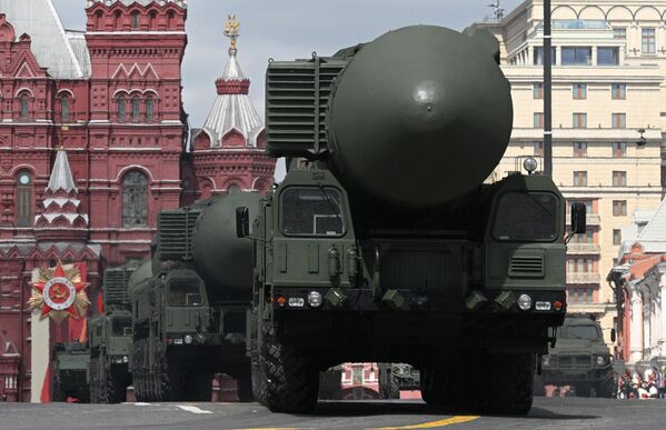 Tên lửa Yars PGRK trên Quảng trường Đỏ ở Moskva trong cuộc duyệt binh kỷ niệm 80 năm Chiến thắng trong Chiến tranh Vệ quốc Vĩ đại Tên lửa Yars PGRK trên Quảng trường Đỏ ở Moskva trong cuộc duyệt binh kỷ niệm 80 năm Chiến thắng trong Chiến tranh Vệ quốc Vĩ đại - Sputnik Việt Nam