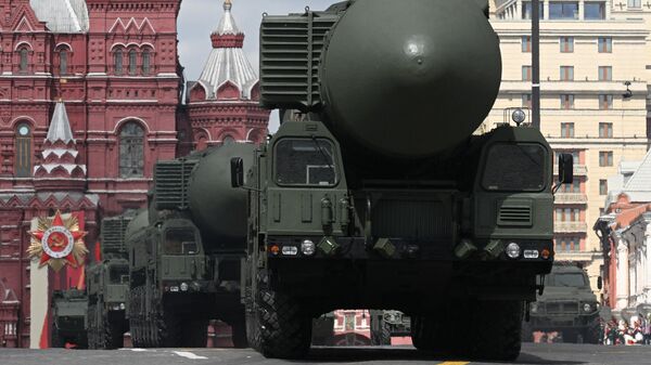 Tên lửa Yars PGRK trên Quảng trường Đỏ ở Moskva trong cuộc duyệt binh kỷ niệm 80 năm Chiến thắng trong Chiến tranh Vệ quốc Vĩ đại - Sputnik Việt Nam
