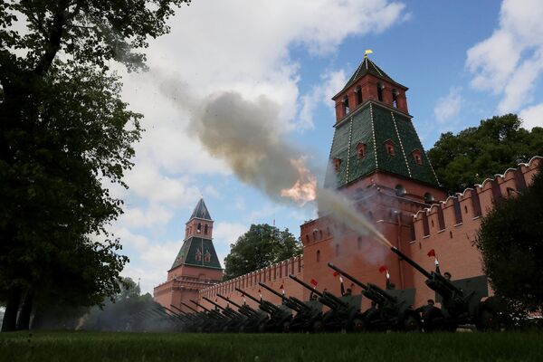 Một loạt đại bác bên tường Điện Kremlin ở Moskva trong cuộc duyệt binh kỷ niệm 80 năm Chiến thắng trong Chiến tranh Vệ quốc Vĩ đại Một loạt đại bác bên tường Điện Kremlin ở Moskva trong cuộc duyệt binh kỷ niệm 80 năm Chiến thắng trong Chiến tranh Vệ quốc Vĩ đại - Sputnik Việt Nam