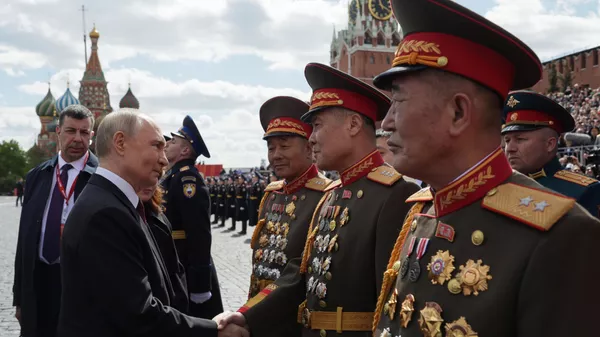 Ngày 9 tháng 5 năm 2025. Tổng thống Nga Vladimir Putin tại Quảng trường Đỏ ở Moskva trong lễ duyệt binh kỷ niệm 80 năm Chiến thắng. Ngày 9 tháng 5, Nga kỷ niệm 80 năm Chiến thắng trong Chiến tranh Vệ quốc vĩ đại 1941-1945. - Sputnik Việt Nam
