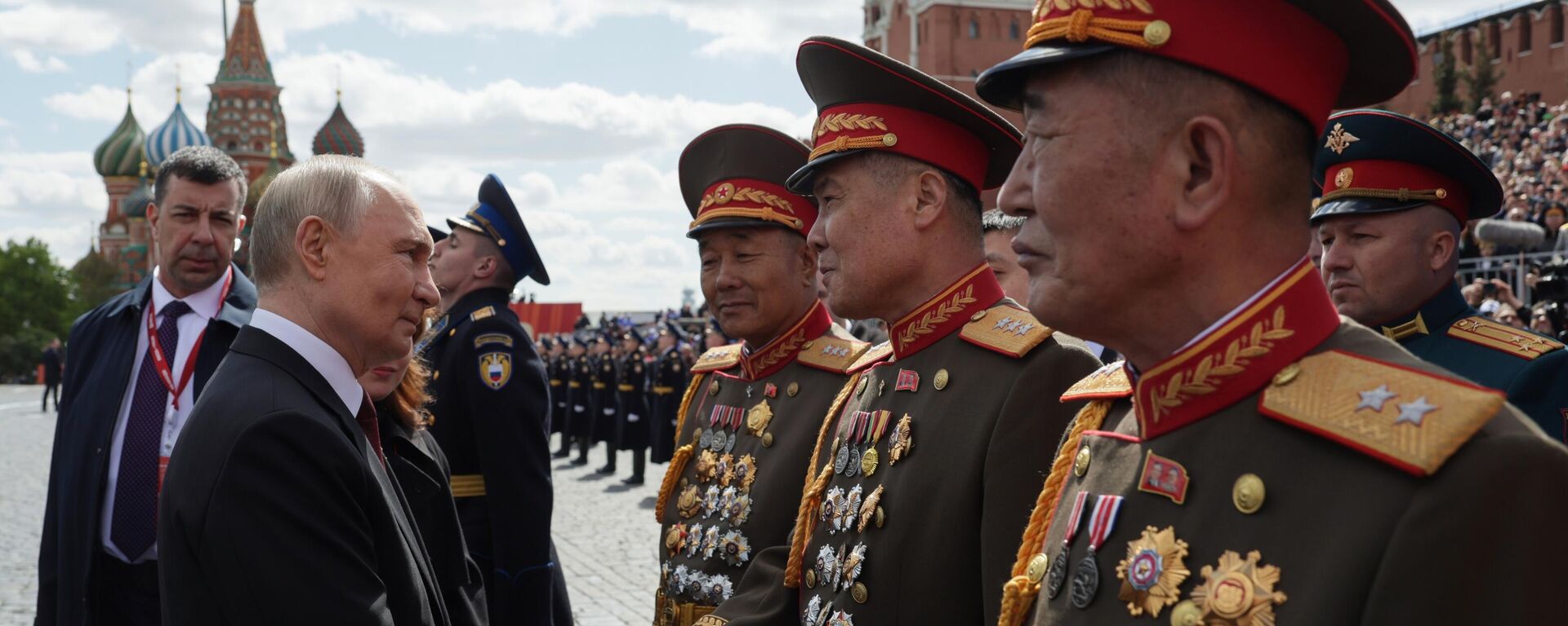 Ngày 9 tháng 5 năm 2025. Tổng thống Nga Vladimir Putin tại Quảng trường Đỏ ở Moskva trong lễ duyệt binh kỷ niệm 80 năm Chiến thắng. Ngày 9 tháng 5, Nga kỷ niệm 80 năm Chiến thắng trong Chiến tranh Vệ quốc vĩ đại 1941-1945. - Sputnik Việt Nam, 1920, 09.05.2025