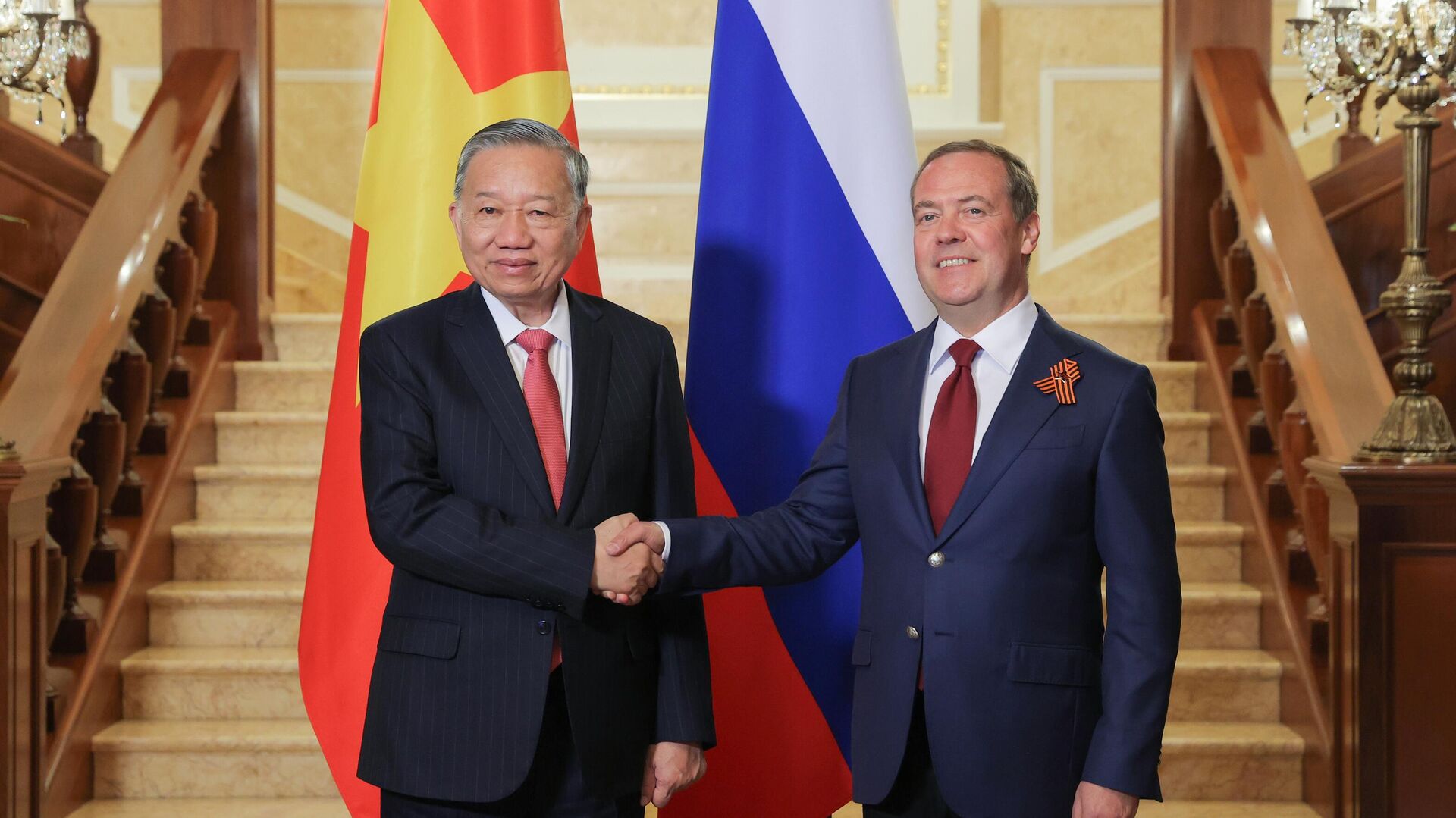 Cuộc gặp giữa Phó Chủ tịch Hội đồng An ninh Nga D. Medvedev với Tổng Bí thư Ban Chấp hành Trung ương Đảng Cộng sản Việt Nam Tô Lâm Cuộc gặp giữa Phó Chủ tịch Hội đồng An ninh Nga D. Medvedev với Tổng Bí thư Ban Chấp hành Trung ương Đảng Cộng sản Việt Nam Tô Lâm - Sputnik Việt Nam, 1920, 10.05.2025
