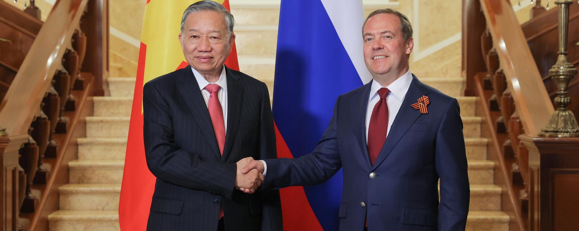 Cuộc gặp giữa Phó Chủ tịch Hội đồng An ninh Nga D. Medvedev với Tổng Bí thư Ban Chấp hành Trung ương Đảng Cộng sản Việt Nam Tô Lâm - Sputnik Việt Nam, 1920, 10.05.2025