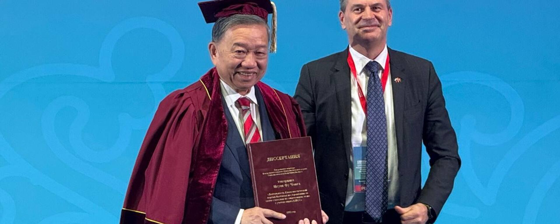 Đại học Nga tặng Tổng Bí thư Đảng Cộng sản Việt Nam Tô Lâm bản sao luận án của ông Nguyễn Phú Trọng - Sputnik Việt Nam, 1920, 10.05.2025