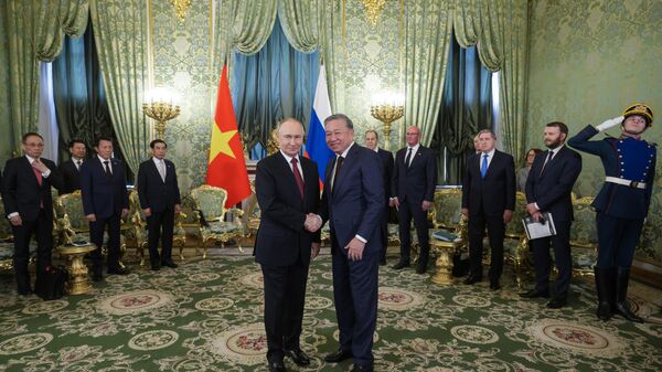 Tổng thống Nga Vladimir Putin và Tổng Bí thư Đảng Cộng sản Việt Nam Tô Lâm (phải, giữa) trong một cuộc họp. - Sputnik Việt Nam