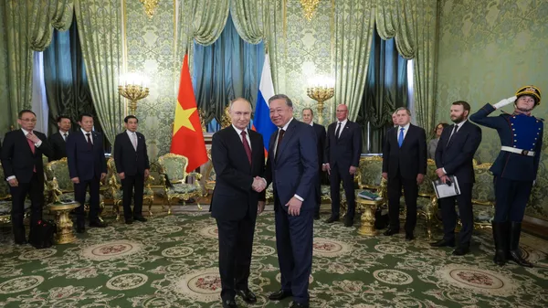 Tổng thống Nga Vladimir Putin và Tổng Bí thư Đảng Cộng sản Việt Nam Tô Lâm (phải, giữa) trong một cuộc họp. - Sputnik Việt Nam