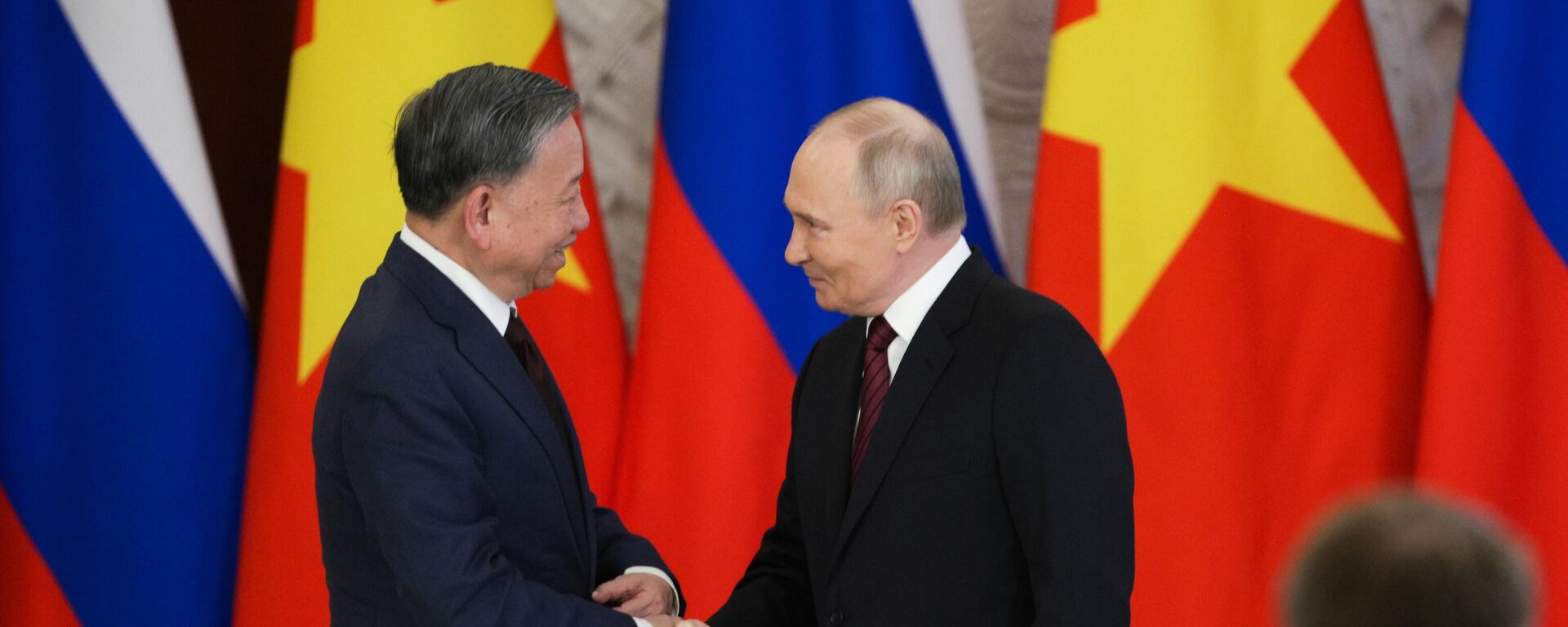 Tổng thống Nga Vladimir Putin và Tổng Bí thư Đảng Cộng sản Việt Nam Tô Lâm trong một cuộc gặp. - Sputnik Việt Nam, 1920, 12.06.2025