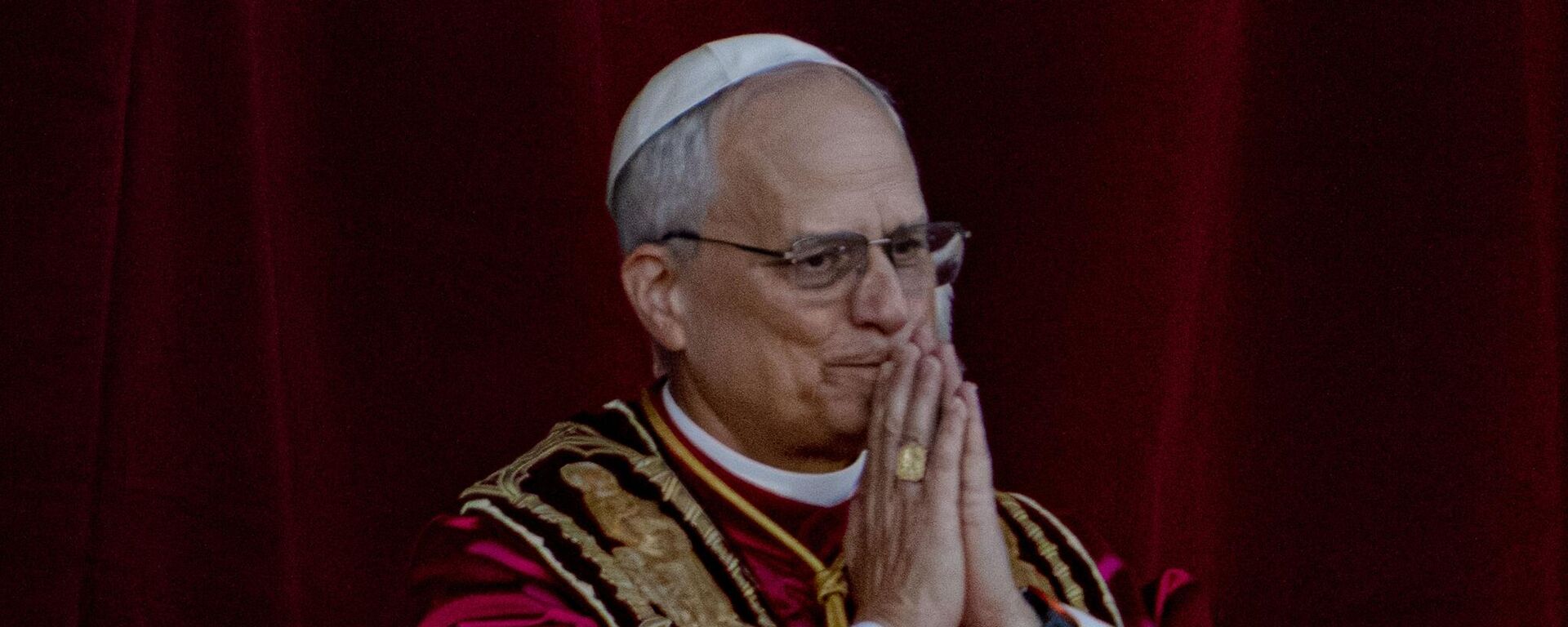 Giáo hoàng Leo XIV mới được bầu, trước đây là Hồng y Robert Francis Prevost, xuất hiện tại loggia trung tâm của Vương cung thánh đường Thánh Peter ở Vatican - Sputnik Việt Nam, 1920, 01.07.2025