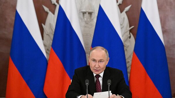 Tổng thống Nga Vladimir Putin trong bài phát biểu trước đại diện truyền thông Nga và nước ngoài. - Sputnik Việt Nam