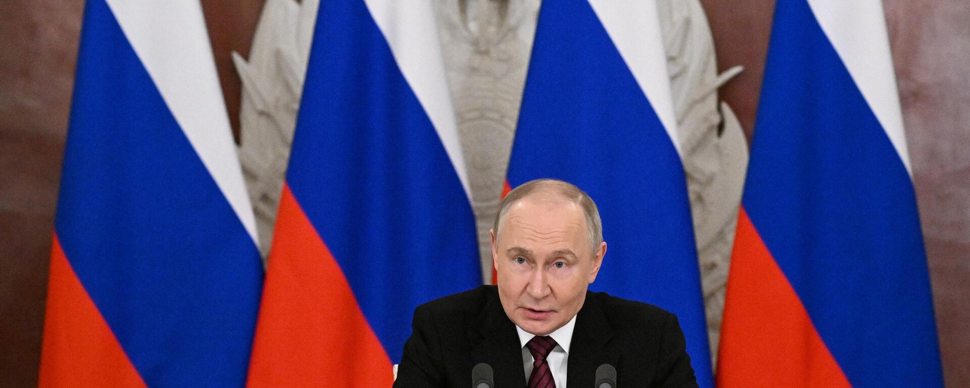 Tổng thống Nga Vladimir Putin trong bài phát biểu trước đại diện truyền thông Nga và nước ngoài. - Sputnik Việt Nam, 1920, 11.05.2025