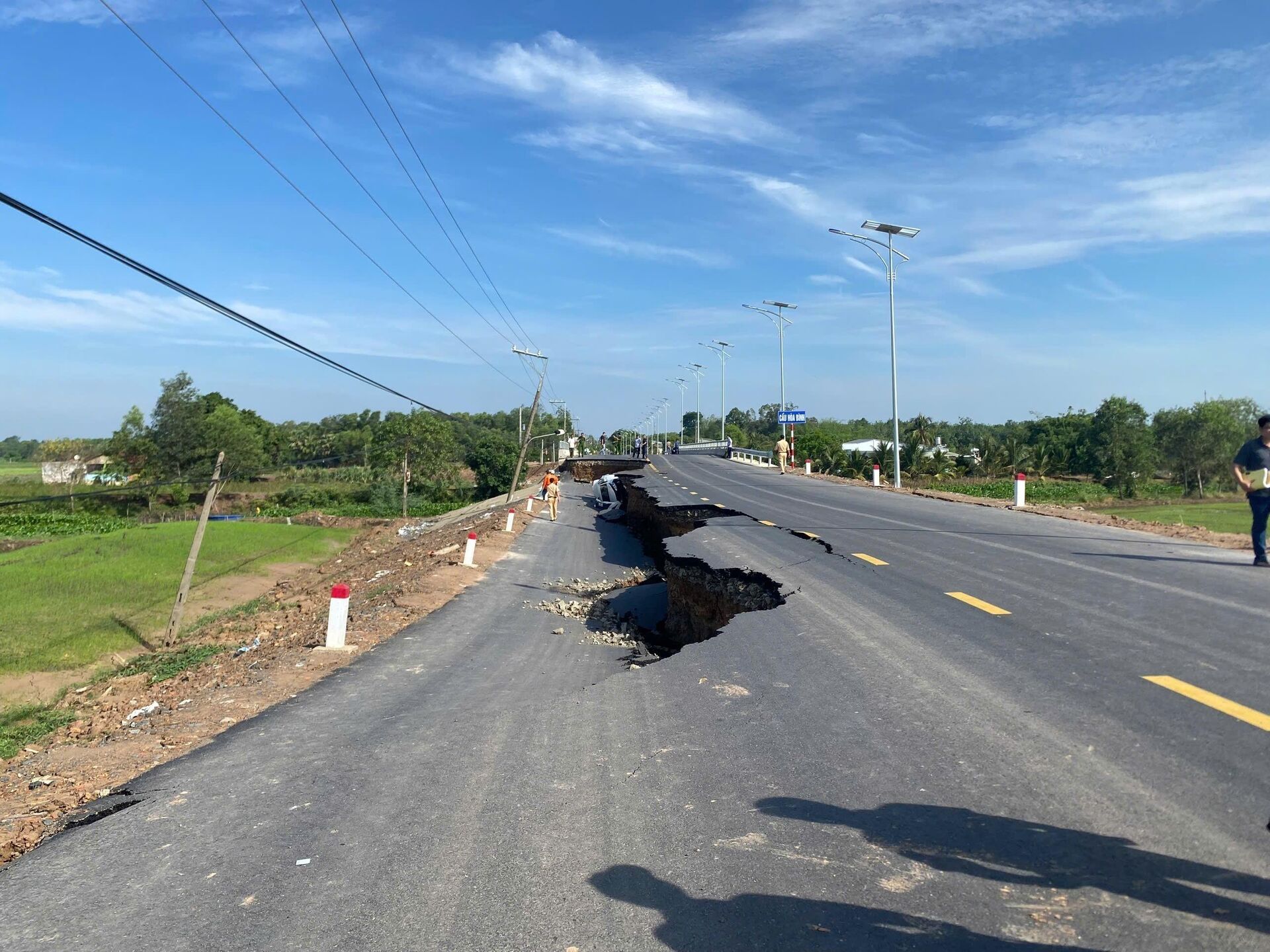 Đường dẫn ở khu vực biên giới Tây Ninh bị sụt lún nghiêm trọng sau cơn mưa lón Đường dẫn ở khu vực biên giới Tây Ninh bị sụt lún nghiêm trọng sau cơn mưa lón - Sputnik Việt Nam, 1920, 11.05.2025