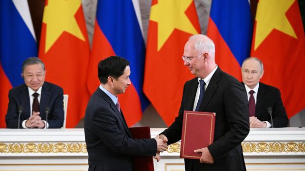 Lễ ký kết các văn kiện sau cuộc hội đàm giữa Tổng thống Nga Vladimir Putin và Tổng Bí thư Đảng Cộng sản Việt Nam (ĐCSVN) Tô Lâm. Bên phải là Tổng giám đốc điều hành Quỹ đầu tư trực tiếp Nga (RDIF), đại diện đặc biệt của Tổng thống Liên bang Nga về đầu tư và hợp tác kinh tế với nước ngoài, Kirill Dmitriev. - Sputnik Việt Nam