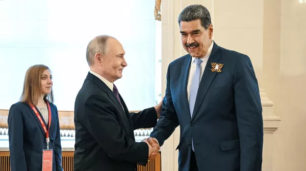 Tổng thống Nga Vladimir Putin và Tổng thống Venezuela Nicolas Maduro đã đến Điện Kremlin để tham dự buổi hòa nhạc chào mừng dành cho các trưởng đoàn đại biểu nước ngoài được mời tới dự lễ kỷ niệm 80 năm Chiến thắng trong Chiến tranh Vệ quốc Vĩ đại. - Sputnik Việt Nam